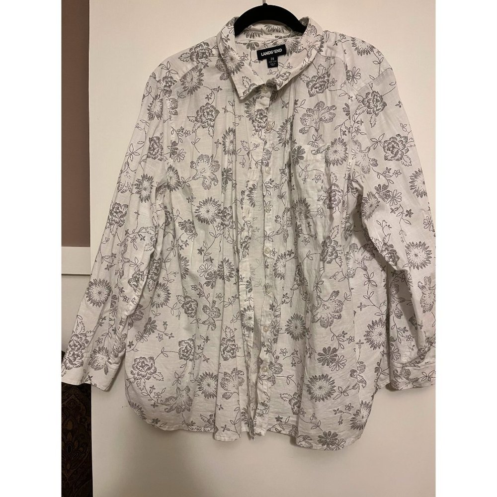 Boyfriend Fit Roll Sleeve Tunic Top in Ivory / Black-dotted Floral
